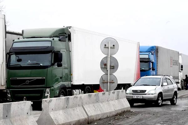 До 1 сентября в Бишкеке будут действовать ограничения на движение грузовиков